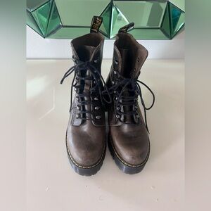 🌲 DR. MARTEN LEONA LACE UP PLATFORM BOOTS IN GREEN LEATHER ✨